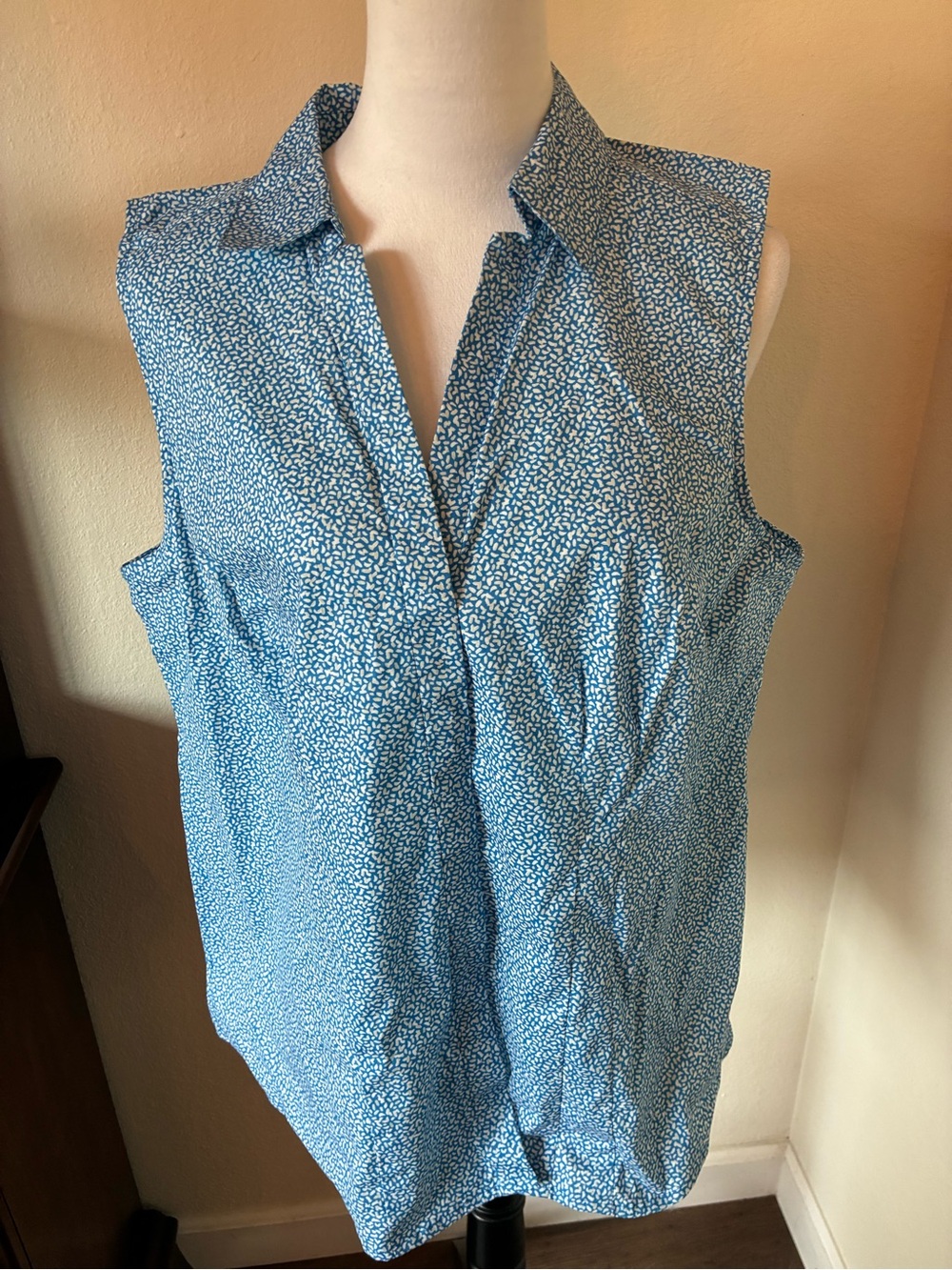 croft & barrow Blue Sleeveless Button-Down Collared Top